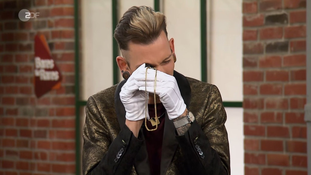 „Bares für Rares“-Händler Fabian Kahl nimmt den Schmuck unter die Lupe