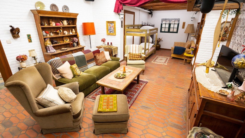 „Sommerhaus der Stars“: In diesem Wohnzimmer in Bocholt werden Mola Adebisi, seine Freundin Adelina Zilai und vierzehn weitere Promis aufeinanderhocken.