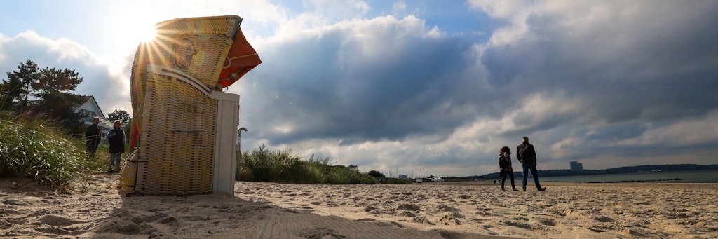 Ein schöner Strand lässt sich auch im Herbst genießen. 