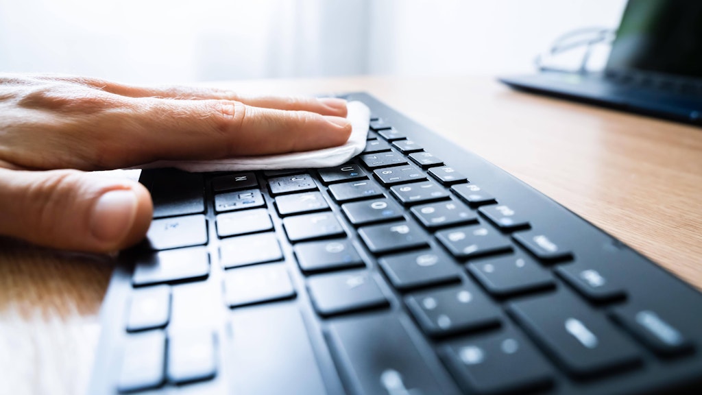 Zum Reinigen der Tastatur verwenden Sie am besten ein Mikrofasertuch.
