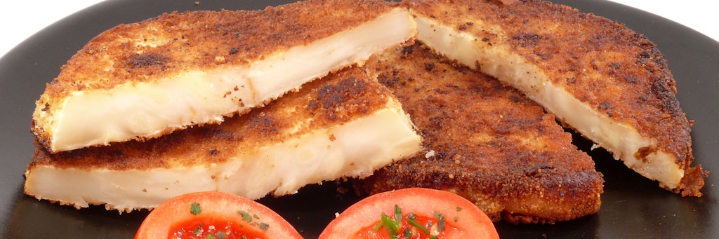 Mit einer knusprigen Panade wird aus der Knollensellerie ein herzhaftes Sellerieschnitzel. Die Zubereitung ist ganz einfach.