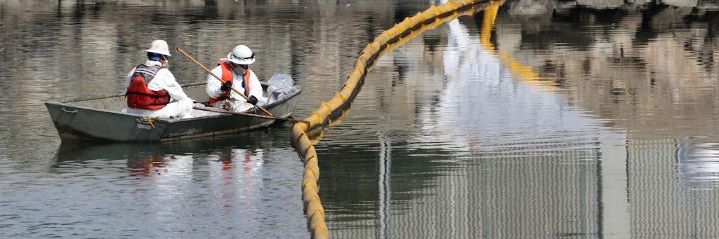 Arbeiter sammeln Öl aus dem Meerwasser am Huntington Beach. Die Ölpest vor der Küste Südkaliforniens hat am Montag weitere Strände verschmutzt. 
