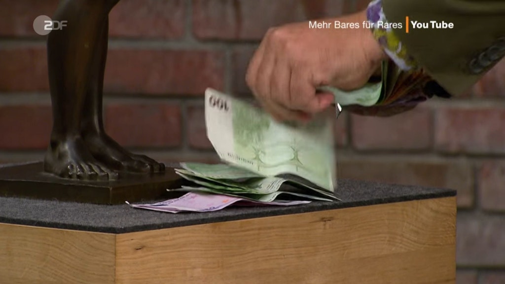 Für 2500 Euro kauft „Bares für Rares“-Händler Daniel Meyer die Bronze-Figur.