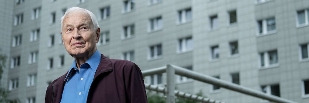 Hans Modrow vor einem Plattenbau in Berlin.