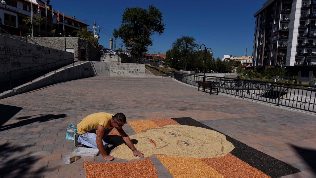 Im Ausland gefeiert: In Kosovo gestaltet der Künstler Alkent Pozhegu in der Stadt Gjakova ein Portrait der Kanzlerin als Dankeschön. 