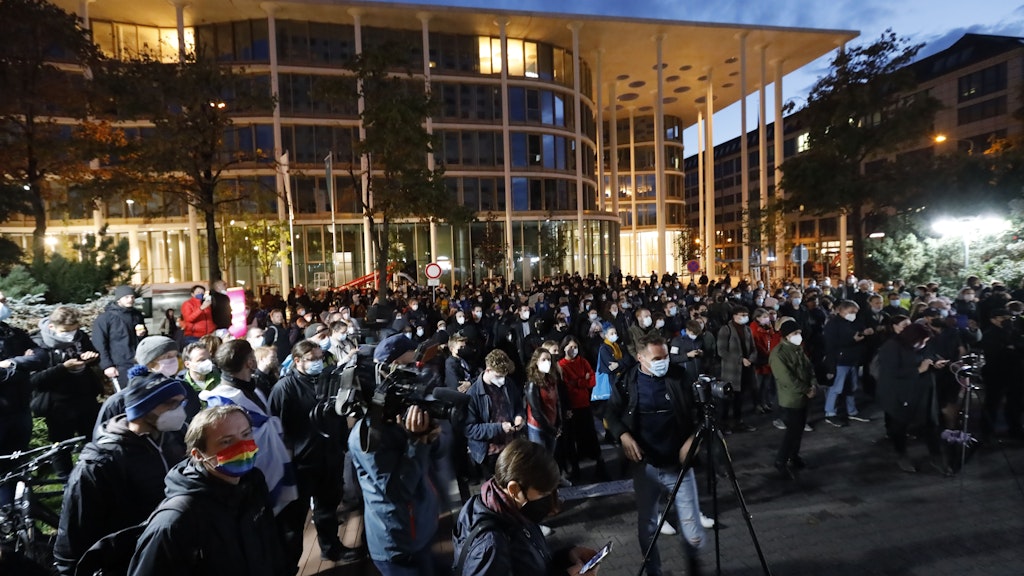 Hunderte Menschen versammelten sich vor dem Westin Hotel in Leipzig.