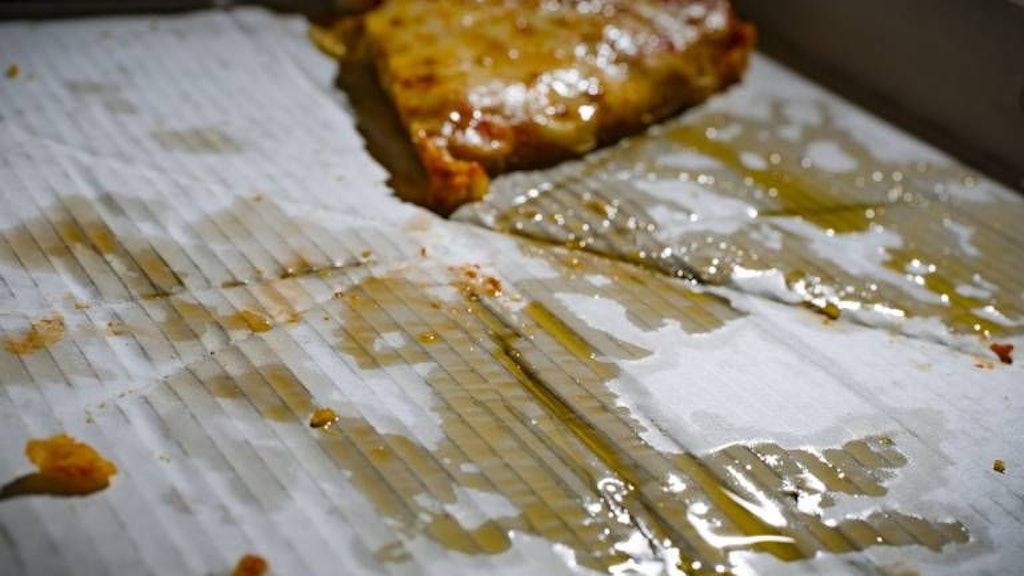 Je fettiger die leckere Pizza, desto schneller ist es passiert: ein Fettfleck auf der Kleidung. Aber keine Angst: Sie bekommen ihn auch wieder heraus.