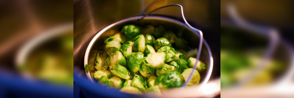 Herbstzeit ist Rosenkohl-Zeit. Und kaum ein Rezept ist so cremig wie Rosenkohl mit Sahne und Parmesan.