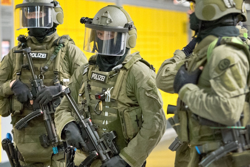 GSG 9-Beamte bei einer Übung auf dem Frankfurter Hauptbahnhof.
