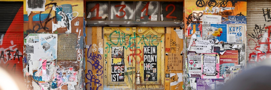 Teilbesetztes Haus in der Rigaer Straße 94 (Archivbild)