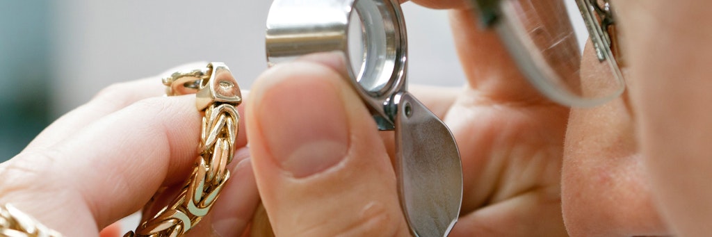 Wer seinen Schmuck zu Geld machen will, sollte wissen, wie hoch der aktuelle Gold-Preis ist.
