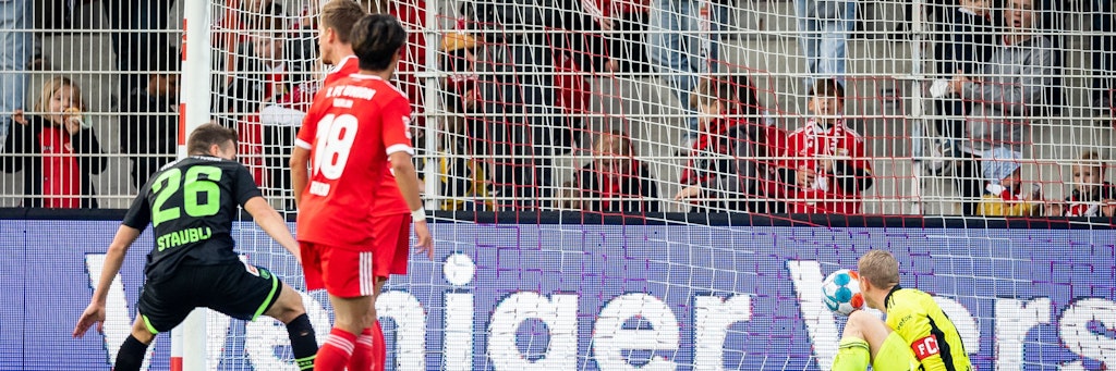 Da schlug es zum ersten Mal ein. Tim Staubli konnte die Führung für St. Gallen erzielen. 