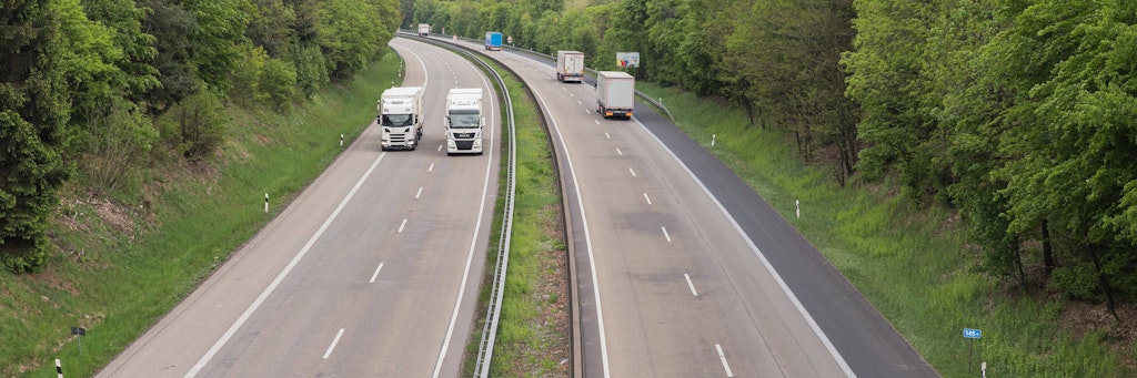 Lkw auf der Autobahn A7 bei Fulda (Symbolbild)