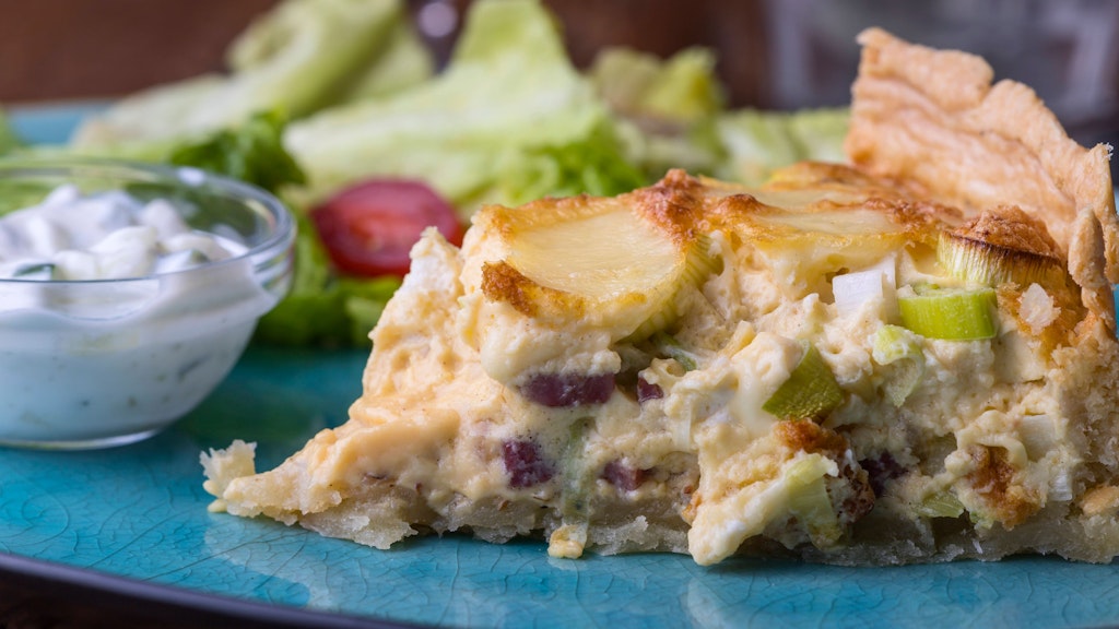 Zur Quiche passt ein frischer Dipp aus Joghurt oder Schmand. 