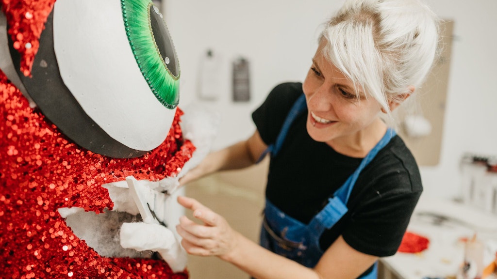 Maskenbauerin Marianna Meinl arbeitet an der Chilischote, einem der Kostüme aus der fünften Staffel von „The Masked Singer“.