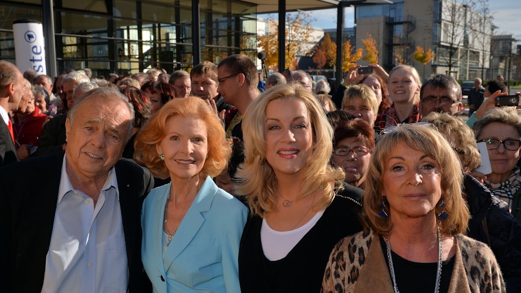 2013: Uta Schorn istt mit ihren Kollegen Dieter Bellmann, Jutta Kammann und Alexa Maria Surholt (v.li.) auf einem Fan-Fest der ARD-Serie „In aller Freundschaft“. 