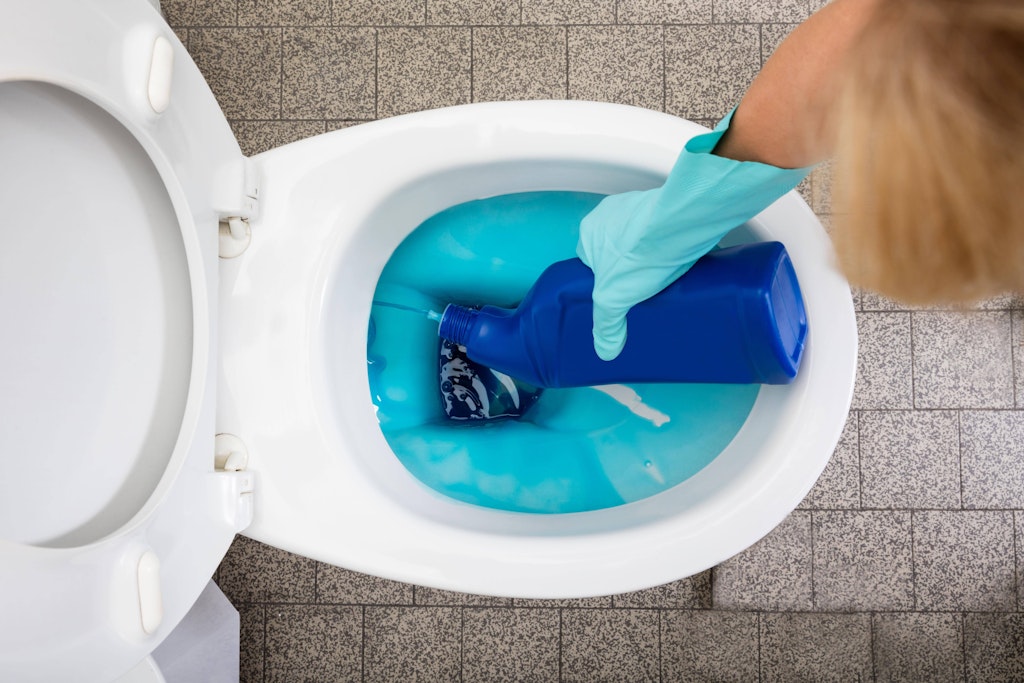 Очистить унитаз в домашних условиях эффективно. Чистый унитаз. Чистка унитаза. Для мытья туалета.