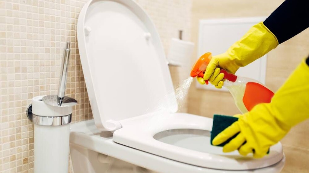 Cola reinigt die Toilette effektiver als jedes Putzmittel.