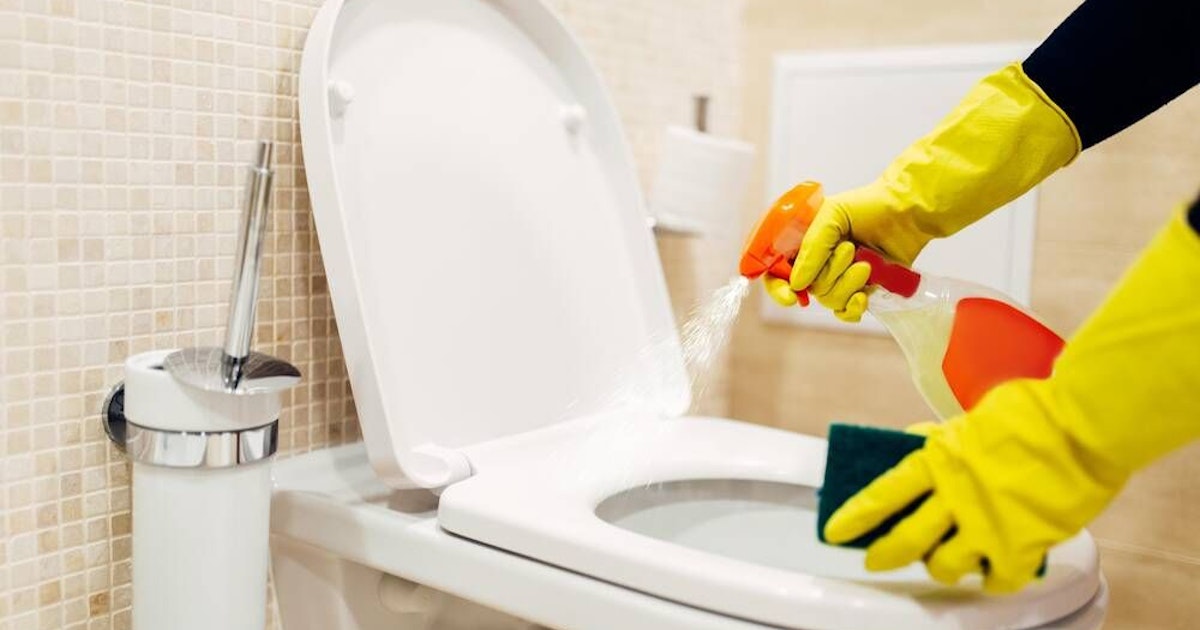 Irrer Trick mit simpler Cola: Toilette reinigen, Ablagerungen entfernen ...