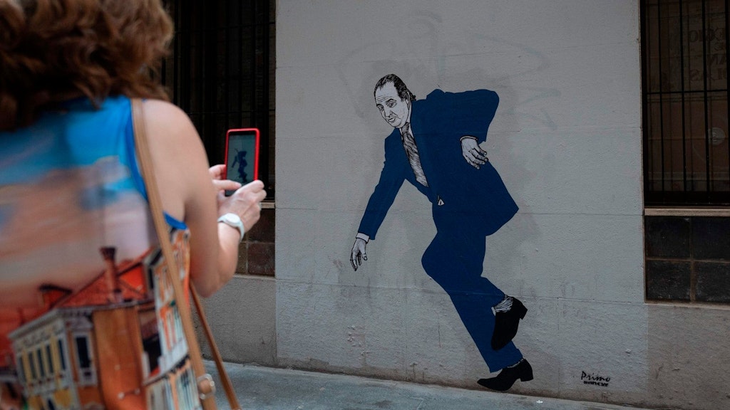 In Valencia hat der Street-Art-Künstler El Primo de Banksy (zu Deutsch: der Cousin von Banksy) einen flüchtenden Juan Carlos an die Wand geklebt.