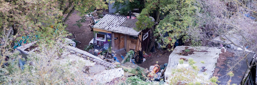 Eine Hütte ist auf dem Gelände des links-autonomen Wohnprojekts und Kulturzentrums „Köpi“ mit Wagenplatz in der Köpenicker Straße zu sehen.