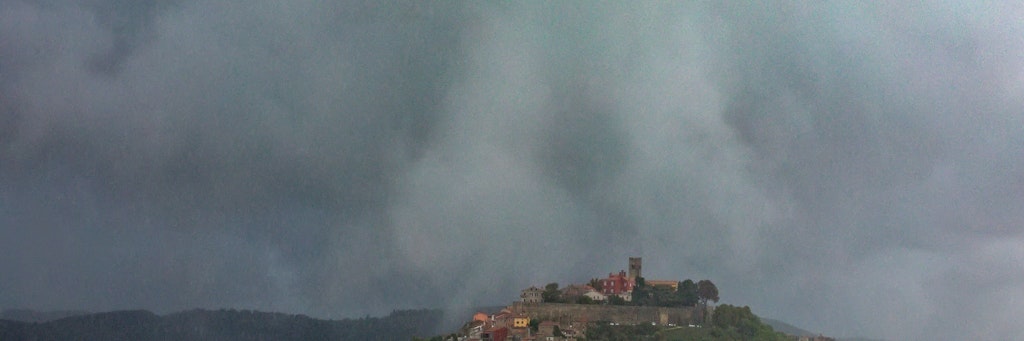 Massive Wolken über dem Ort Motovun in Kroatien: An vielen Stellen in Südosteuropa sind sintflutartige Regenmengen gefallen.