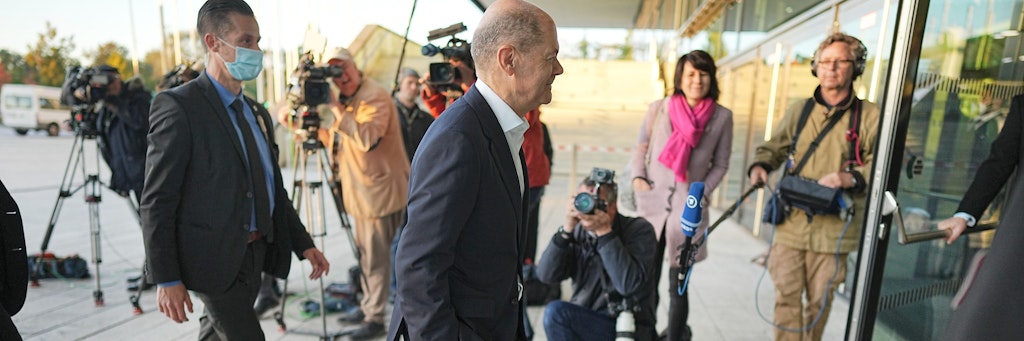 „Morgen!“ SPD-Kanzlerkandidat Olaf Scholz strebt in Westend ins CityCube.
