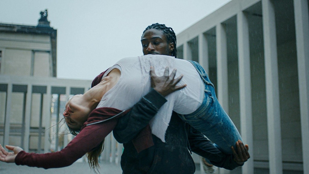 Ben Wichert und Svenja Jung in einer Tanzszene aus dem Film „Fly“.