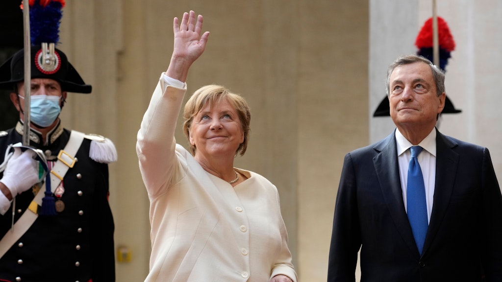 Wiedersehen! Angela Merkel nach dem Papstbesuch mit Italiens Premier Mario Draghi an seinem Dienstsitz. Sie winkt Mitarbeitern an den Fenstern zu. 