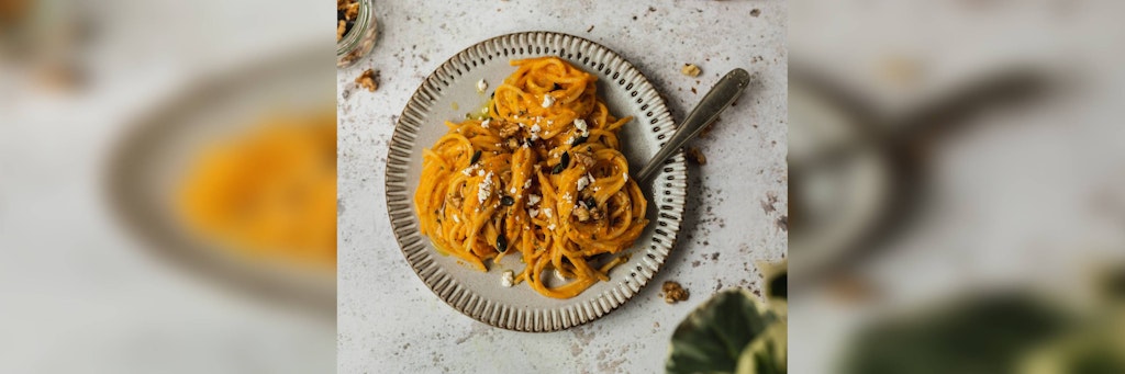 Eine Portion Spaghetti mit Kürbis-Carbonara.