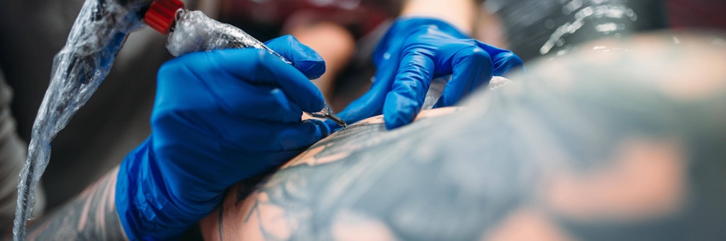 Farben für Tattoos sollen laut EU-Verordnung ab 4. Januar verboten werden.