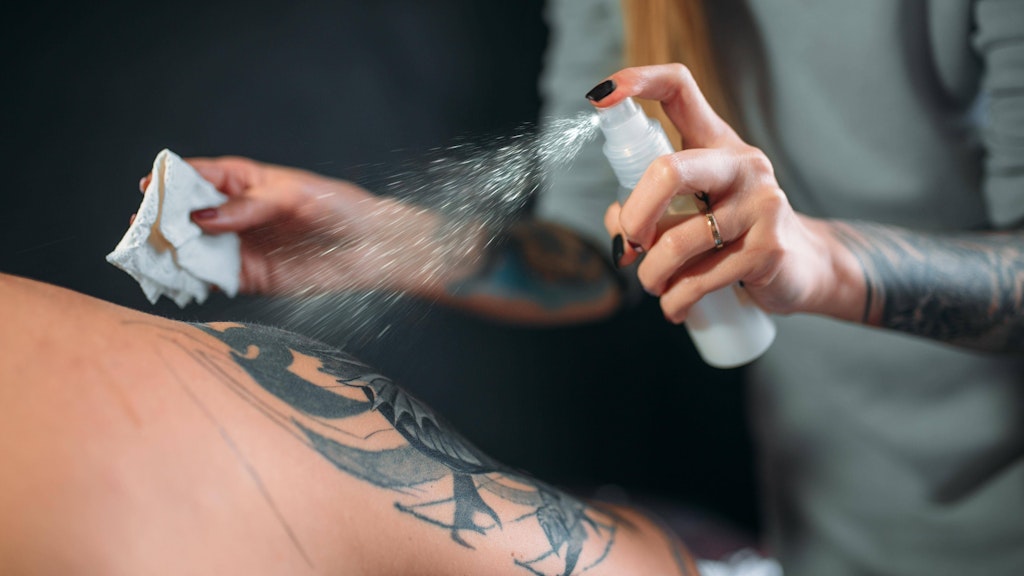 Tattoo-Farben werden verboten, Tätowierer gehen auf die Barrikaden.