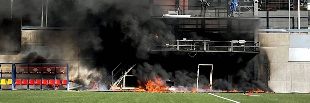 Freitag brannte es im in Andorras Stadion, eine große schwarze Rauchwolke stieg auf.