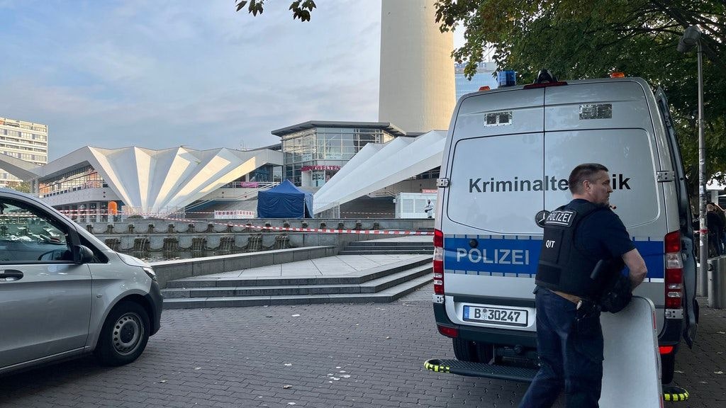 Die Polizei sperrte den Fundort der Leiche am Fernsehturm ab, auch die Kriminaltechnik waren vor Ort.