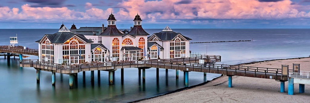 Seebrücke Sellin im Ostsseebad Sellin auf Rügen. Auch im Herbst ist die Insel Rügen ein beliebtes Reiseziel für Berliner. 