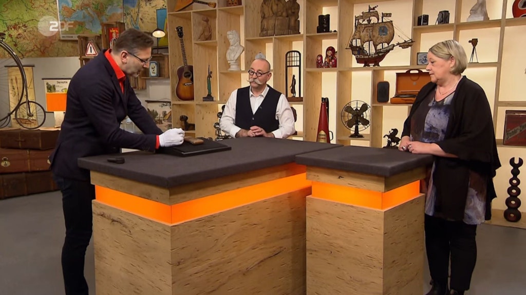 „Bares für Rares“-Experte Detlef Kümmel erklärt die alte Schatulle.