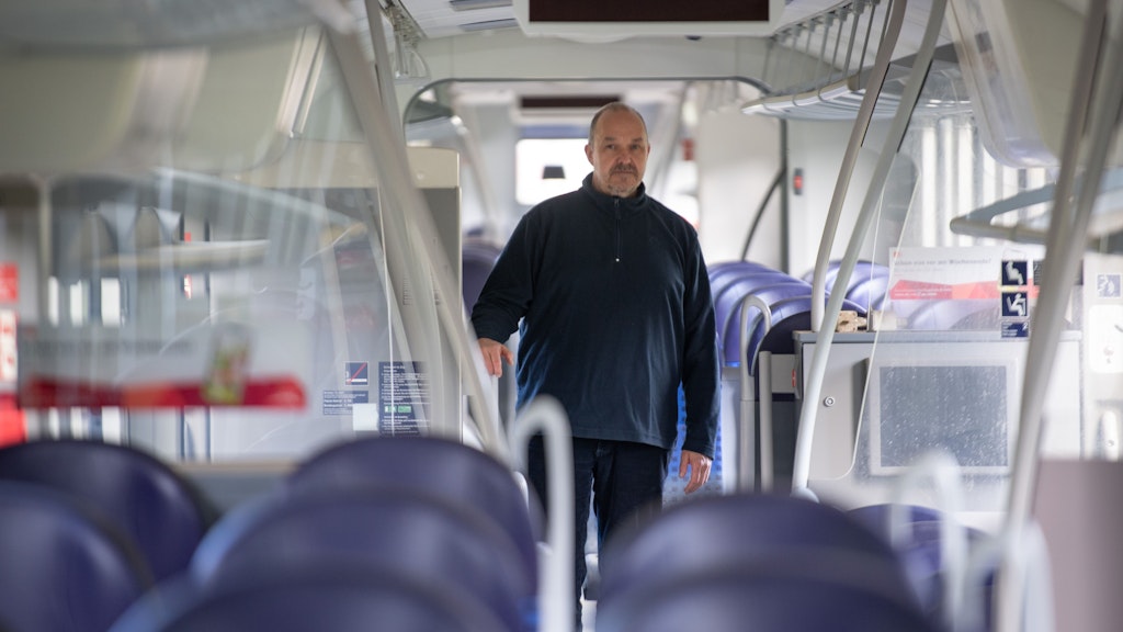 Der Lokführer Peter Filz steht in einem Zug, der seit der Flutkatastrophe im Bahnhof von Altenahr-Kreuzberg steht und durch das Wasser völlig zerstört wurde.