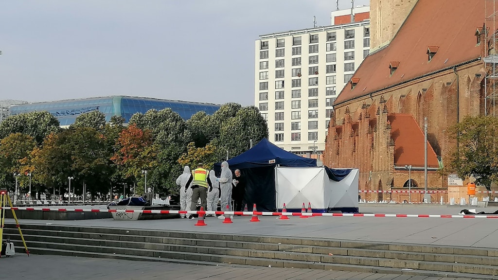 Gegen 6 Uhr am Freitagmorgen wurde ein lebloser Man am Alex gefunden. Jetzt ermittelt die Mordkommission. 