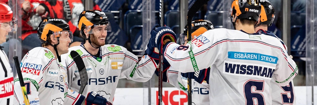 Frank Hördler, Blaine Byron, Kai Wissmann (v.l.) und Co. haben beim 6:2 der Eisbären in Nürnberg viel zu feiern.