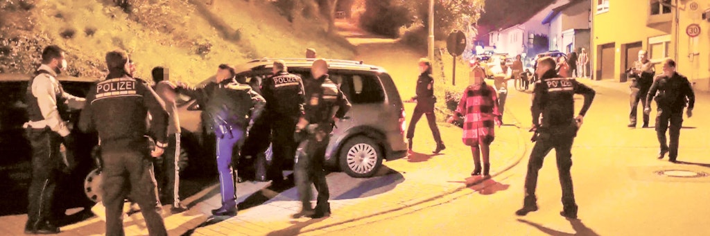 Polizisten versuchen, eine Schlägerei zwischen zwei größeren Gruppen von Anwohnern und Unterstützen zu beruhigen.