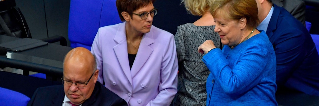 Minister Peter Altmaier mit Annegret Kramp-Karrenbauer (m.) und Angela Merkel (r.)