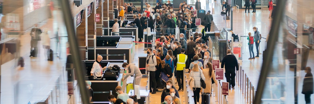 Warten beim Check-in am BER. So mancher dürfte seinen Flug verpasst haben. 