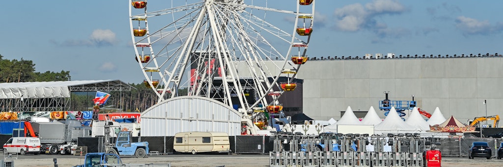 Das Riesenrad steht - die Party kann starten. Der US-Elektroautohersteller Tesla will zum Tag der offenen Tür am Sonnabend (9. Oktober) Tausende Gäste auf der Baustelle seiner Fabrik in Grünheide bei Berlin feiern lassen.