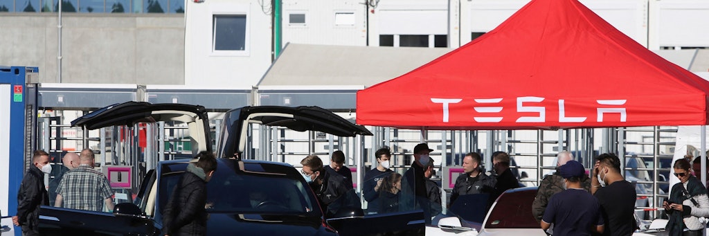 Probesitzen im Tesla: Tausende sind beim Volksfest von Elon Musk.