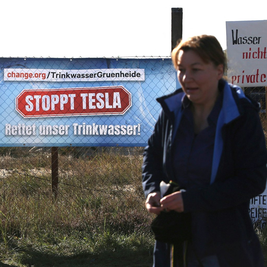 Protest der Gegner vor dem Tor.