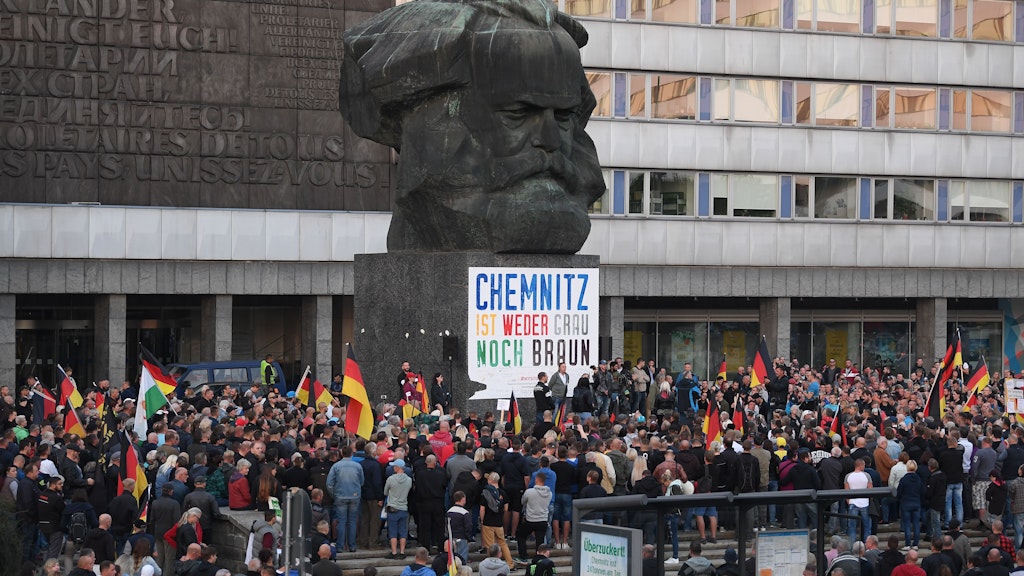 Teilnehmer einer Demonstration der rechtspopulistischen Bewegung Pro Chemnitz versammeln sich 2018 vor dem Karl-Marx-Monument.