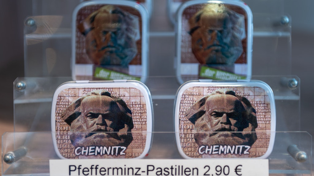 Pfefferminz-Pastillen in einer Dose mit einem Bild des Karl-Marx-Monuments stehen in der Touristinformation in Chemnitz.