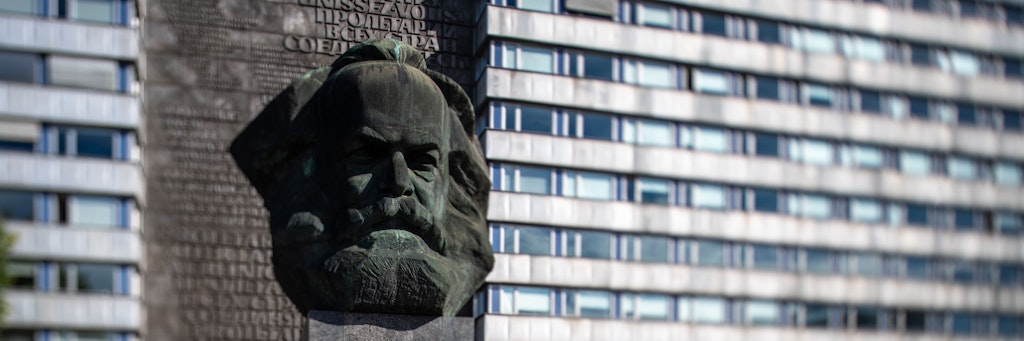 Markant ragt das Karl-Marx-Monument im Zentrum von Chemnitz empor.