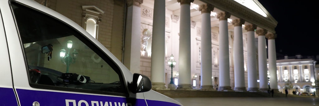 Ein Wagen von Sicherheitsbeamten steht nach dem tödlichen Unglück vor dem Moskauer Bolschoi-Theater. 