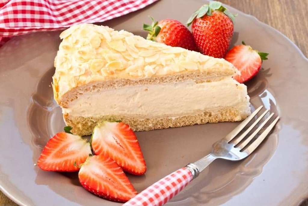 Der Bienenstich mit Pudding-Füllung ist perfekt zum Kaffeetrinken mit den Schwiegereltern.